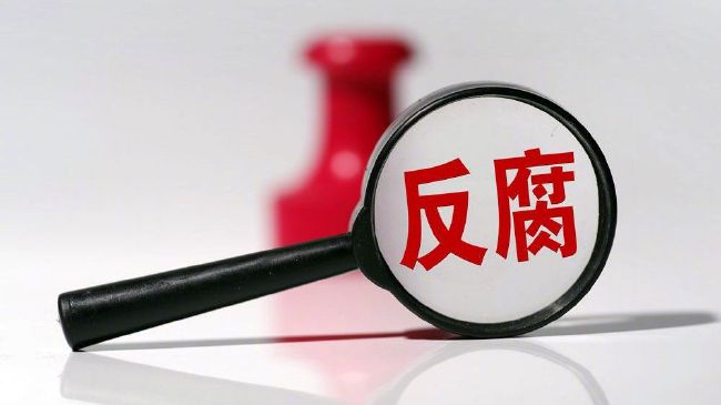 而且，门口还立了一个牌子，上面写着暂停营业。